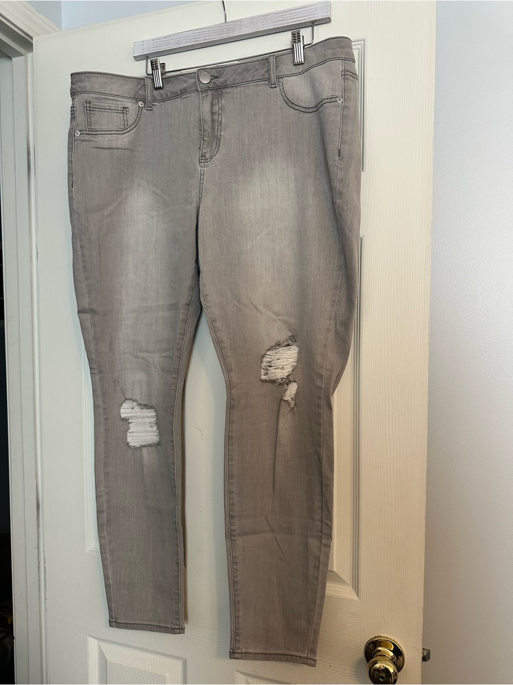 NWOT Lane Bryant Women’s Gray Distressed Stretch Skinny Jeans